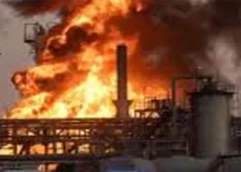 വ്യോമ പ്രതിരോധത്തിനിടെ ചീളുകൾ പതിച്ചു; അബൂദബിയിൽ പെട്രോകെമിക്കൽ പ്ലാന്റിൽ തീപിടിത്തം