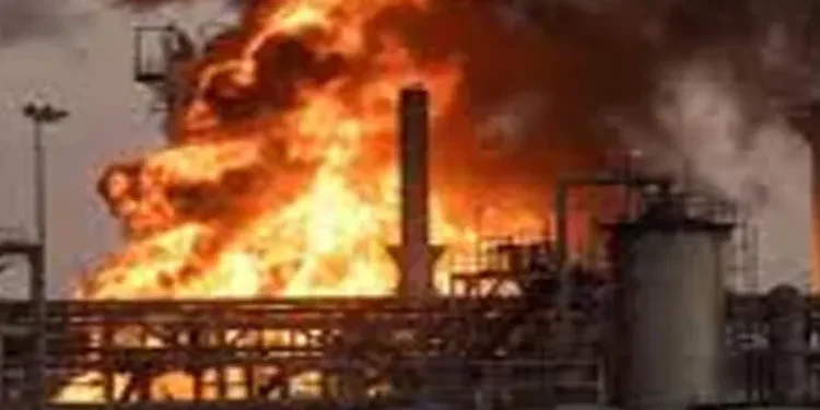 വ്യോമ പ്രതിരോധത്തിനിടെ ചീളുകൾ പതിച്ചു; അബൂദബിയിൽ പെട്രോകെമിക്കൽ പ്ലാന്റിൽ തീപിടിത്തം