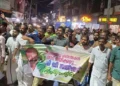 ‘ച​ങ്കേ ക​ര​ളേ വി.​ഡി.​എ​സ്സേ, അ​ങ്ങീ നാ​ട്​ ഭ​രി​ക്കേ​ണം’; പാതിരാത്രിയിലും തെരുവ് നിറഞ്ഞ് സതീശൻ അനുകൂലികള്‍