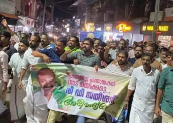 ‘ച​ങ്കേ ക​ര​ളേ വി.​ഡി.​എ​സ്സേ, അ​ങ്ങീ നാ​ട്​ ഭ​രി​ക്കേ​ണം’; പാതിരാത്രിയിലും തെരുവ് നിറഞ്ഞ് സതീശൻ അനുകൂലികള്‍
