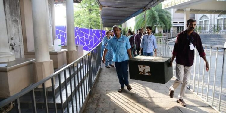 കേരളം ആരുഭരിക്കും? വോട്ടെണ്ണൽ പുരോഗമിക്കുന്നു: യുഡിഎഫും എൽഡിഎഫും ഒപ്പത്തിനൊപ്പം; മന്ത്രിമാർ പിന്നിൽ