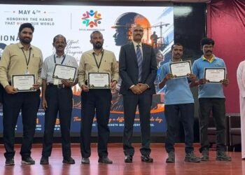 ജുവൈസ ഇന്ത്യൻ സ്കൂളിൽ തൊഴിലാളി ദിനാഘോഷം; ജീവനക്കാരെ ആദരിച്ചു