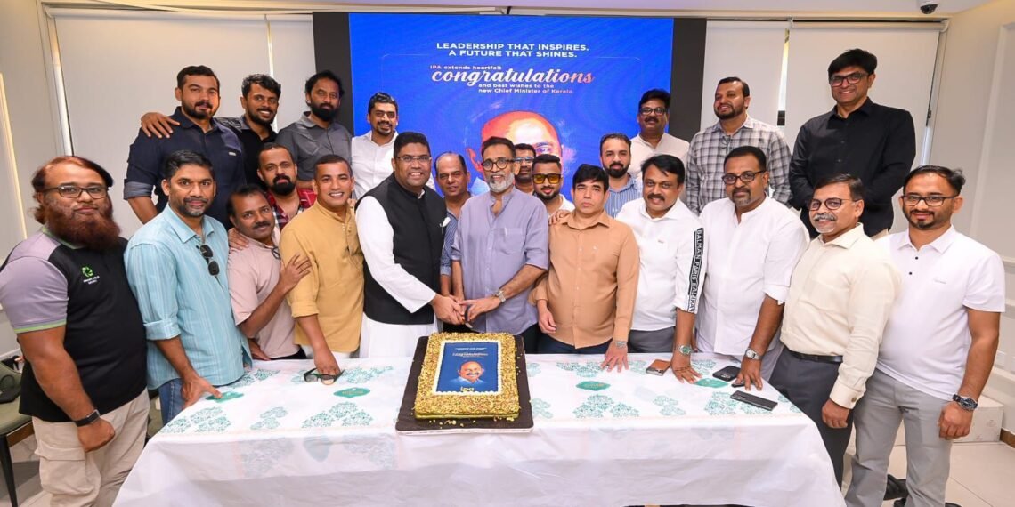 വി ഡി സതീശൻ മുഖ്യമന്ത്രി; പ്രഖ്യാപനം കേക്ക് മുറിച്ച് ആഘോഷിച്ച് ഐ.പി.എ