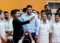 ബിജെപിയെ പ്രീതിപ്പെടുത്താൻ ശ്രമം? തമിഴ് തായ് വാഴ്ത്തിന് മുൻപേ വന്ദേമാതരം; വിജയ്‌യുടെ പാർട്ടി സമ്മേളനത്തിൽ വിവാദം
