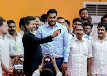 ബിജെപിയെ പ്രീതിപ്പെടുത്താൻ ശ്രമം? തമിഴ് തായ് വാഴ്ത്തിന് മുൻപേ വന്ദേമാതരം; വിജയ്‌യുടെ പാർട്ടി സമ്മേളനത്തിൽ വിവാദം