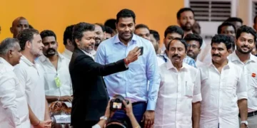 ബിജെപിയെ പ്രീതിപ്പെടുത്താൻ ശ്രമം? തമിഴ് തായ് വാഴ്ത്തിന് മുൻപേ വന്ദേമാതരം; വിജയ്‌യുടെ പാർട്ടി സമ്മേളനത്തിൽ വിവാദം