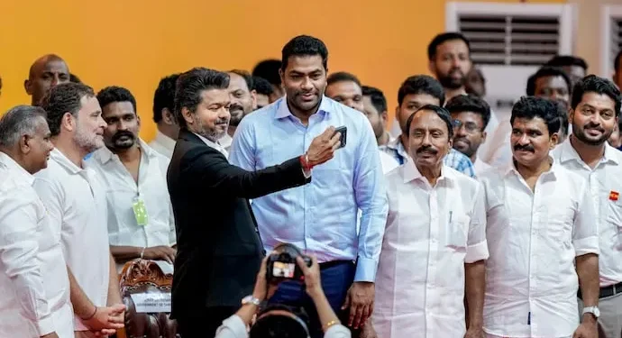 ബിജെപിയെ പ്രീതിപ്പെടുത്താൻ ശ്രമം? തമിഴ് തായ് വാഴ്ത്തിന് മുൻപേ വന്ദേമാതരം; വിജയ്‌യുടെ പാർട്ടി സമ്മേളനത്തിൽ വിവാദം