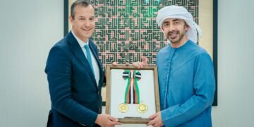 യുകെ അംബാസഡർ എഡ്വേഡ് ഹോബാർട്ടിന് യു.എ.ഇ പ്രസിഡന്റിന്റെ ഫസ്റ്റ് ക്ലാസ് ഓർഡർ ഓഫ് ഇൻഡിപെൻഡൻസ് ബഹുമതി