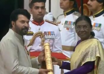 മലയാളത്തിന്റെ അഭിമാനം; പത്മഭൂഷൺ പുരസ്കാരം രാഷ്ട്രപതിയിൽ നിന്ന് ഏറ്റുവാങ്ങി മെഗാസ്റ്റാർ മമ്മൂട്ടി
