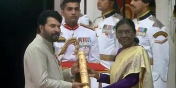 മലയാളത്തിന്റെ അഭിമാനം; പത്മഭൂഷൺ പുരസ്കാരം രാഷ്ട്രപതിയിൽ നിന്ന് ഏറ്റുവാങ്ങി മെഗാസ്റ്റാർ മമ്മൂട്ടി