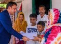 എമിറേറ്റ്സ് റോഡ് ദുരന്തം: ഇന്ത്യക്കാരുൾപ്പെടുന്ന പ്രവാസി തൊഴിലാളികളുടെ കുടുംബങ്ങൾക്കുള്ള 2.6 കോടിയുടെ സഹായം വീടുകളിലെത്തിച്ച് ഡോ. ഷംഷീർ വയലിൽ