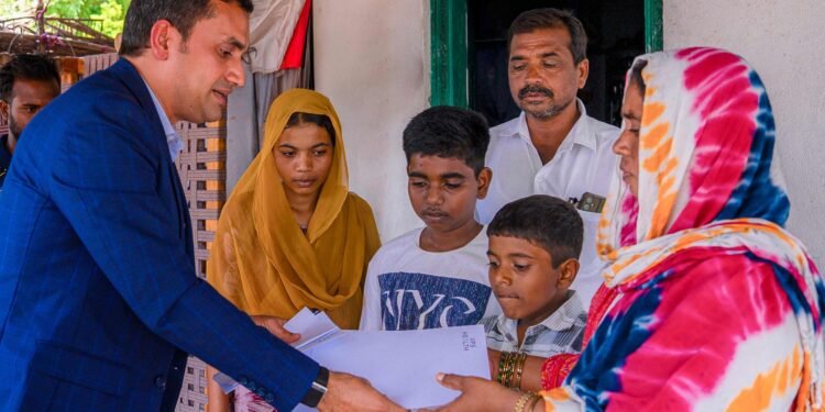 എമിറേറ്റ്സ് റോഡ് ദുരന്തം: ഇന്ത്യക്കാരുൾപ്പെടുന്ന പ്രവാസി തൊഴിലാളികളുടെ കുടുംബങ്ങൾക്കുള്ള 2.6 കോടിയുടെ സഹായം വീടുകളിലെത്തിച്ച് ഡോ. ഷംഷീർ വയലിൽ