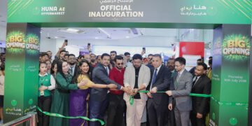 Huna AE Hypermarket management and social media influencers at the grand opening ribbon-cutting ceremony in Al Khail Mall, Dubai.