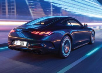 UAE motorists looking at vehicle registration options.