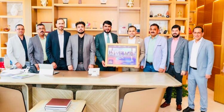 Dr. Abu Bakr Kuttikol receiving a memento from Adv. Ibrahim Khalil at the Dubai KMCC Kasaragod District event in Dubai.