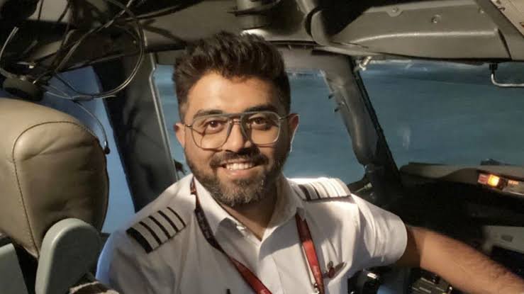 Captain Smit Machchhar, who kept the cockpit open despite serious injuries.. Source: DD India