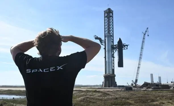 A SpaceX Falcon 9 rocket launched four astronauts from the US, Canada, and Russia to the International Space Station to study blood circulation and human health in microgravity.